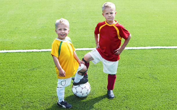 как научить ребенка играть в футбол